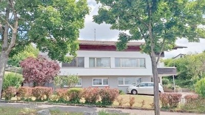 6-Zimmer-Einfamilienhaus in guter Halbhöhenlage, 260 m² Wfl., mit EBK und großer Garage für 2 PKWs