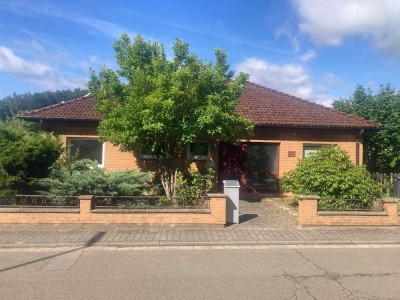 Freistehendes Einfamilienhaus mit Garage, Stellplatz und Garten
