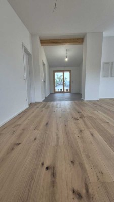Neubau-Erstbezug: Luxuriöses Penthouse mit atemberaubenden Gauben & Balkon & traumhaftem Kaiserblick