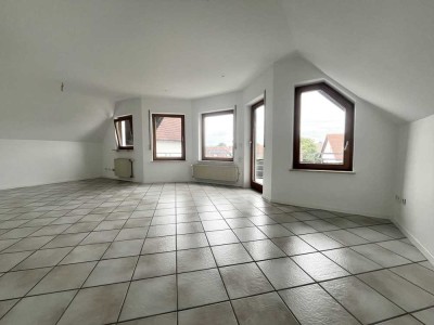 Attraktive und vollständig renovierte 3-Raum-DG-Wohnung mit 2 Balkonen in Lambsheim