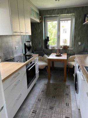 Frisch renovierte 2-Zi Wohnung mit großem Balkon und EBk