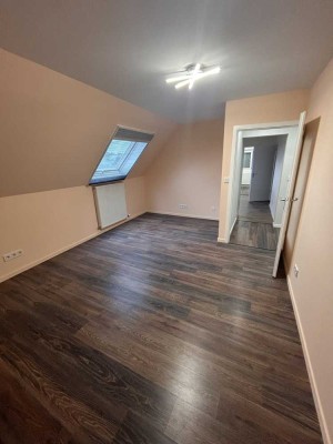 Moderne 4-Zimmer-Dachgeschoss-Wohnung mit Einbauküche – Ihr neues Zuhause wartet!