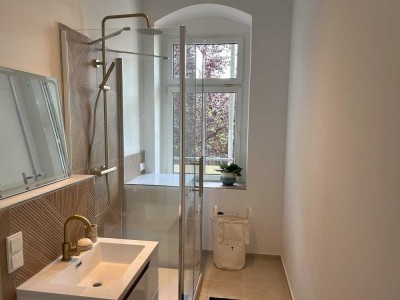 Erstbezug nach stilvoller Sanierung – 2-Zi.-Wohnung mit Balkon, EBK und begehbarem Kleiderschrank