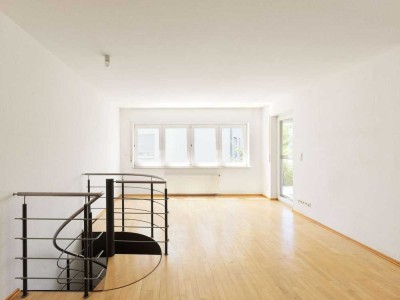 Helle 4-Zimmer-Erdgeschosswohnung mit Maisonette-Charakter, Terrasse & 2 Carport-Stellplätzen