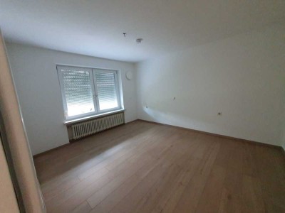 Helle, modernisierte 4,5-Raum-EG-Wohnung in Zweifamilienhaus mit EBK, Terrasse und großem Garten.