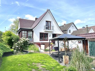Top Lage in Pinneberg!
Modernisiertes Einfamilienhaus mit Garage, Gartenparadies und vielen Extras!