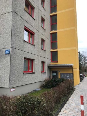 Geschmackvolle 4-Raum-Hochparterre-Wohnung mit Balkon in Germering