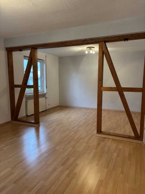 Lichtdurchflutete 2-Zimmer-Wohnung mit Außenstellplatz in zentraler Lage von Oppenheim