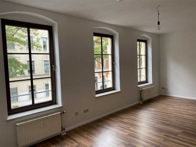 Schöne 1-Zimmer mit Laminat und Wannenbad in uninaher und ruhiger Lage!