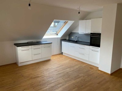 Neuwertige 2-Raum-Dachgeschosswohnung mit Balkon und Einbauküche in Heroldsbach