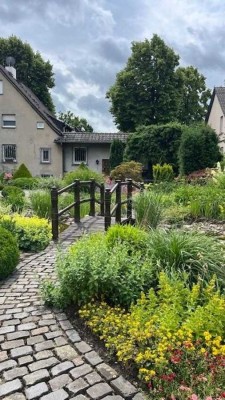 Charmante Doppelhaushälfte mit Traumgarten und großer Doppelgarage zu verkaufen