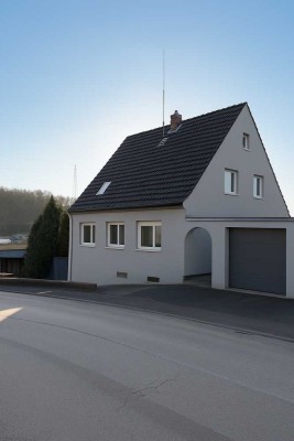 Charmantes Einfamilienhaus mit Einliegerwohnung, großer Garage und Garten