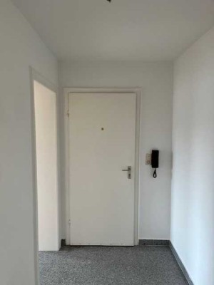 geräumige, teilrenovierte 2 Raum Dachgeschosswohnung