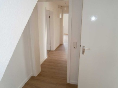 Hier läßt es sich Wohnen !  Neu renovierte 3 Zimmer-Wohnung im 1. Obergeschoß