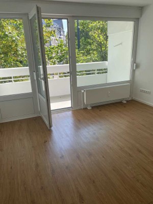 Umfassend modernisiert: Appartement mit Süd-Balkon und EBK in OF-City, 3 Min. S-Bahn Marktplatz