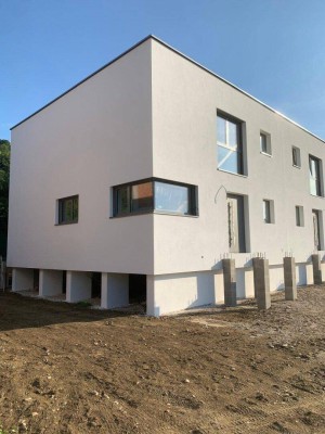 FERTIGGESTELLT IN KÜRZE! NUTZEN SIE JETZT NOCH DIE GELEGENHEIT! ENERGIEEFFIZIENTE ERSTBEZUGSHÄUSER SUCHEN IHRE BESITZER!