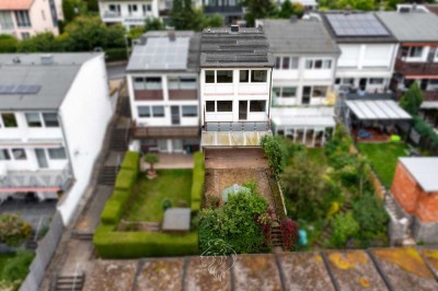 Modernes Split-Level-Haus mit Garten und Garage