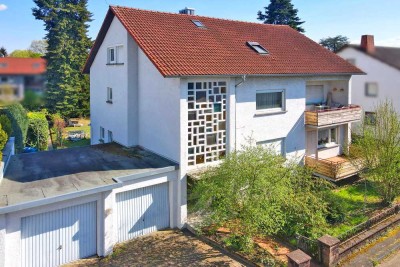 Charmantes Zweifamilienhaus mit großem Garten und ausgebautem Dach