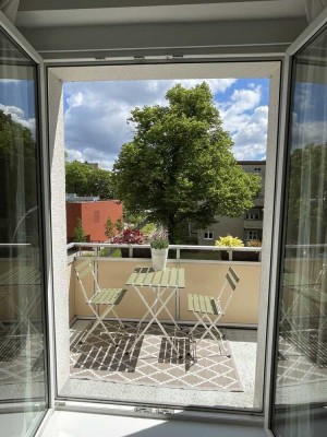 Aufwendig renovierte & möblierte 2,5-Zimmer-Wohnung