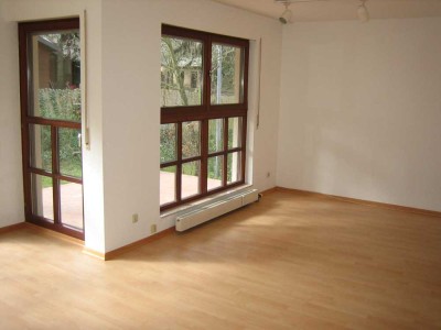*PFIFFIGE PARTERRE-WOHNUNG MIT LAMINAT UND TERRASSE*
