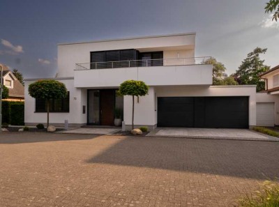 Exklusive Bauhausvilla mit Außenpool und Basketballplatz nahe Düsseldorf mit 400 qm Fläche