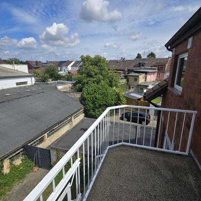 Stilvolle, modernisierte 3-Raum-DG-Wohnung mit Balkon in Grevenbroich
