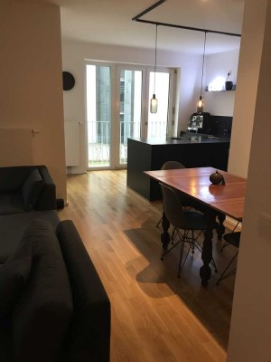 Großzügige und modern teilmöblierte Wohnung mit Balkon und Küche in Frankfurt (Neubau)