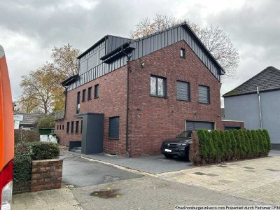 Großzügiges Wohnhaus mit 2 Garagen