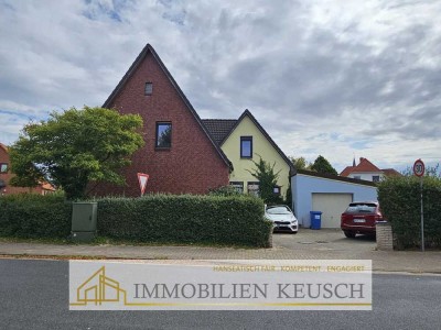 Viel Platz im 2 Fam.-Haus in zentraler Lage, großes grünes Grundstück mit Garage - 2 Eingänge