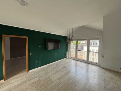 Stilvolle, gepflegte 3-Raum-DG-Wohnung mit gehobener Innenausstattung mit Balkon in Bonn