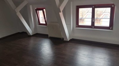 3 Zimmer- DG Wohnung im Zentrum mit Einbauküche
