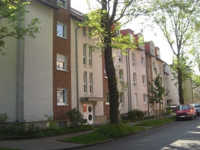 Frisch renovierte 3 Zimmer-Whg. mit Balk. & TG-Stellplatz in gepflegtem MFH
