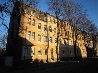 Sehr schön geschnittene Altbauwohnung mit großem Balkon!