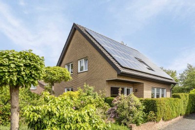 Geräumiges freistehendes Einfamilienhaus mit Garage und großem Gartengrundstuck 1184 m2.