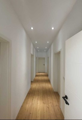 PROJEKT/ERSTBEZUG Frisch sanierte 4 Zimmer Altbauwohnung Zentral