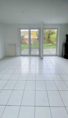 Großzügige 3,5-Zimmer-Erdgeschosswohnung mit Garten & zwei Terrassen in ruhiger Lage