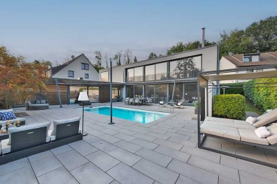 PHI AACHEN - Luxus pur! Traumhafte Villa mit Pool und Doppelgarage in Aachen!