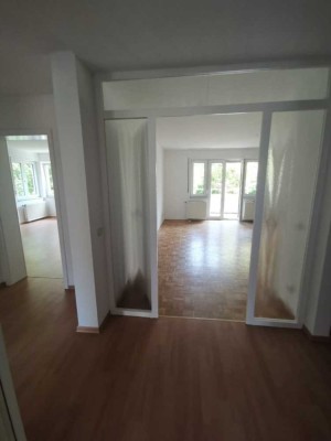Große, helle Zimmer 3-Zimmer-Wohnung mit 2 Balkonen