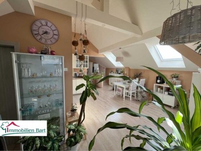 WINCHERINGEN: 3 WOHNUNGEN / 348 M² WFL. / GARAGEN / GARTEN / AUSBAUPOTENZIAL