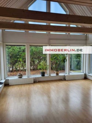 IMMOBERLIN.DE - Schmuckes Haus mit Südterrassen & Garagen in ländlicher Lage