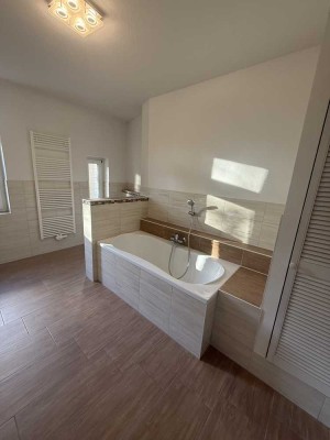 Helle, teilmöblierte 2-Zimmer-Wohnung mit EBK in Leipzig