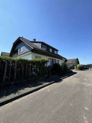 Großzügiges Wohnhaus mit zwei Wohneinheiten, Garage und Fernblick