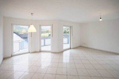 Helle 4-ZKB Wohnung mit EBK, 2 Balkonen, Garage u. Stellplatz in ruhiger Lage in Friedrichssegen