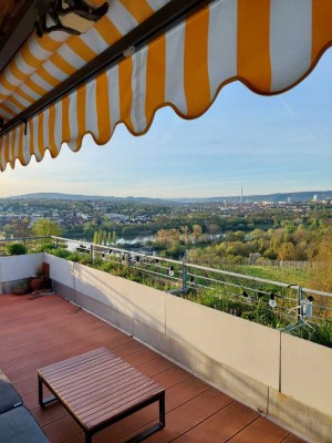 Stilvolle, vollst. renovierte 4-Raum-Penthouse-Wohnung mit lux. Innenausstattung mit Balkon und EBK