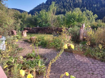 Großzügige Wohnung mit großem Freisitz und Gartenanteil