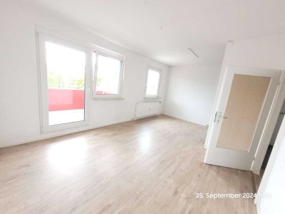Neue Küche in sanierter 3-Zimmer-Wohnung und Balkon
