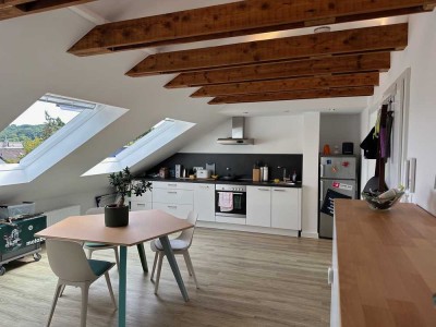 Helle, moderne 2-Zimmer-Dachgeschosswohnung mit geh. Innenausstattung und Einbauküche