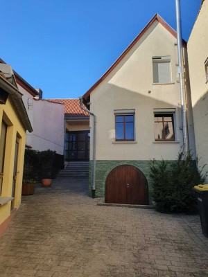 Mietshaus mit durchdachter Raumaufteilung und ruhiger Lage