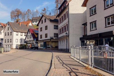 Wohn- und Geschäftshaus mit Balkon und Terrasse