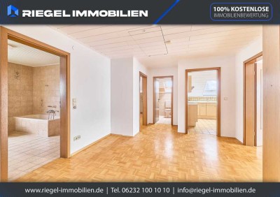 Sie hier? Wir auch! Großzügige Dachgeschosswohnung mit Einbauküche, Balkon, Garage, in ruhiger Lage